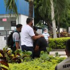 Parientes de la víctima llegaron al Laboratorio de Criminalística para retirar su cuerpo.