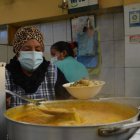 Por más de 50 años, Etelvina García vende varios platos tradicionales, como el yahuarlocro.