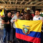 Abel Mina, portando la tricolor, festejó tras derrotar por KO técnico al colombiano Luis Hernán Rodríguez, en Planeta Rica.