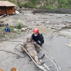 Momentos en que los bomberos rescataban a María del Carmen Yánez, de 82 años.