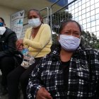 La madre de la víctima (der.) pide a las autoridades que encuentren pronto al responsable del crimen de su hijo.