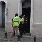Los policías recogen versiones de los moradores y transeúntes.