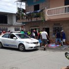 El cadáver quedó tendido en la entrada de la puerta de su casa.