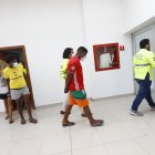 Cinco personas fueron detenidas para investigaciones, entre ellas dos mujeres.