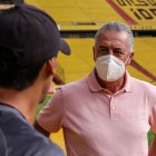 Gustavo Alfaro DT de la Tri conversando con Fabián Bustos entrenador del Barcelona.