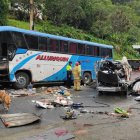 Los pasajeros de la buseta quedaron tendidos sobre la calzada, al igual que sus pertenencias y alimentos.