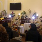 Al velorio de la joven llegaron decenas de amigos y familiares. Tuvieron que ingresar por grupos para la velación.