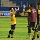 Matías Oyola como si nada a sus 38 años sigue haciendo feliz a la hinchada amarilla.