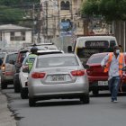 La falta de parqueos obliga a los conductores a formar doble columna.