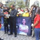 El DT Samy Ariza le entrega al padre de Anahí el uniforme con el que ella jugó su último partido.