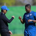 El estratega Héctor Altamirano (i) está a gusto con la presencia del ecuatoriano Antonio Valencia.