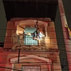 Instantes en que el hombre pretendía tirarse hacia la calle desde el departamento que alquila.