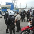 Después de las nueve de la mañana de ayer aumentaron el número de agentes policiales para el control en los centros carcelarios de Guayaquil.