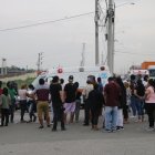 Allegados de privados de libertad continuaron presentes en el reclusorio de la zona 8, en el norte de Guayaquil.