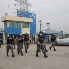 Militares en los exteriores de la Penitenciaría del Litoral en Guayaquil.