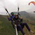 Desde los cerros de  Paute se puede practicar parapente.