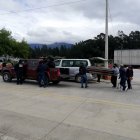 Hasta la madrugada de ayer, parientes de los privados de libertad asesinados esperaban en el Centro Forense para retirar los restos.