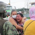 El llanto de los familiares de los reos fallecidos es parte de las escenas que se ven fuera de las cárceles.