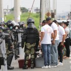 El acto solidario se ejecutó esta tarde, en los exteriores del centro carcelario ubicado en el kilómetro 17 de la vía a Daule.