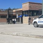 El reclusorio está resguardado por la policía.