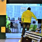 Instantes en que los agentes recolectaban los indicios en el sitio del ataque.