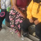 Desde el amotinamiento del martes, las esposas y madres de los privados de libertad acuden a los reclusorios de Guayaquil.