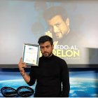 Efraín junto a su nuevo título de coach.