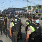 Fuerzas policiales y militares dieron resguardo en el interior y exterior de los centros carcelarios