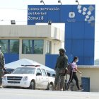 Los exteriores de los centros de privación de libertad mantienen custodia militar.