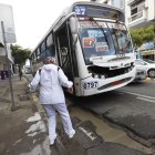 Esta escena es común en varios tramos de la calle Esmeraldas, los cuales lucen deteriorados. Con las lluvias se forman pozas.