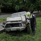 Uno de los carros implicados en el accidente quedó a un costado de la vía. Su ocupante resultó herido.