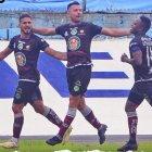 Jonathan Bauman festeja el gol que anotó ante 9 de Octubre y que entra a la historia del escenario deportivo