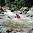 Los bomberos intensificaban la búsqueda para encontrar a la familia desaparecida en el agua.