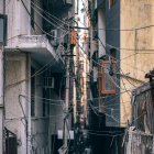 El constructor estaba subiendo el último material a la terraza.