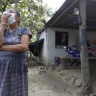 Juanita llora y pide pide que le ayuden para mejorar la calidad de vida de su hijo.