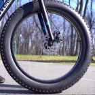 Un hombre se hizo pasar por ciclista para robar a un transeúnte. Lo distrajo con una conversación sobre el deporte.