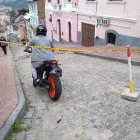 Los autos y las motos deben subir a las veredas para poder circular.