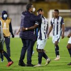 El técnico Santiago Escobar (c) felicitó a sus pupilos tras conseguir la clasificación a la segunda fase de la Copa Libertadores.