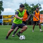Matías Oyola, jugador del Barcelona preparándose para el partido ante Guayaquil City.