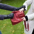 Los hombres la empujaron contra la pared y huyeron.