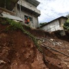 Siete familias, de las cuales cinco viven en la parte alta, están en riesgo por el permanente deslizamiento de tierra.