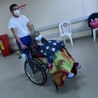 La adulta mayor salió contenta del centro hospitalario y agradeció a los médicos.