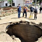 Este es el hueco que se abrió en pleno centro del cantón.