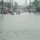 Unas calles de Babahoyo quedaron inundadas por la acumulación de basura en los sumideros.