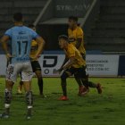 Gol de Byron Castillo del Barcelona aprovechó que el golero Valle aflojo la pelota y a festejar,