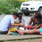 Familiares del joven ahogado lloraban desconsoladamente. Su abuela (blusa blanca) destapaba el cuerpo y lo abrazaba.
