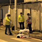 Uno en la vereda y el otro en la calle, quedaron Miguel Quituisaca y Christopher Escobar.