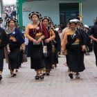 Los saraguros mantienen su forma tradicional  de vestir. Gráfica de un acto del 2019.