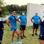 Winston Cifuentes (d) toma el banquillo del Trencito durante la ausencia de Santiago Escobar (c), quien coordina el trabajo desde Colombia.