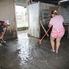 La mañana de ayer Magali Jama y su  esposo sacaban el agua que ingresó a su casa. Ellos perdieron colchones y electrodomésticos.